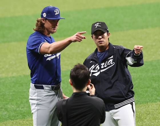 Won Tae-in, right, talks to Tyler Glasnow during a youth clinic held at Gocheok Sky Dome in western Seoul on Saturday.  [YONHAP]