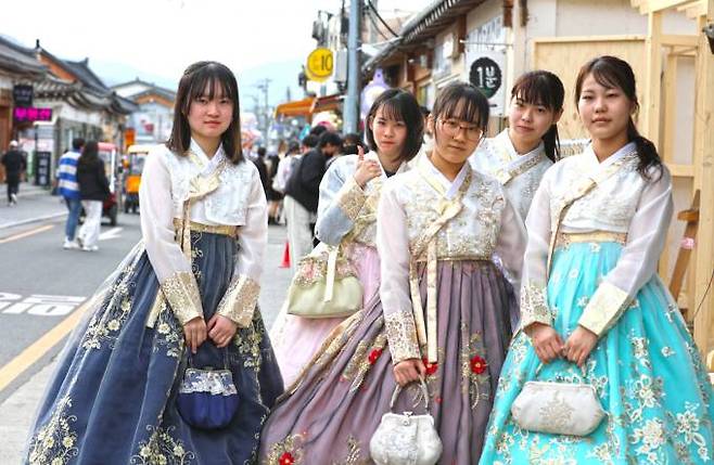 한복을 입은 일본인 대학생들이 지난 17일 경주 황리단길에서 기념사진을 찍고 있다. 영진전문대 제공