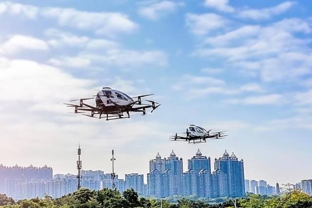 중국 도심항공교통(UAM) 제조사 ‘이항’이 18일(현지시간) 조종사 없이 승객만 탑승하는 드론형 여객 운송용 전동수직이착륙기(eVTOL) 모델 ‘EH216-S’의 온라인 판매를 시작했다. 이항 홈페이지