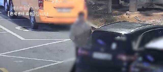 지난 1월19일 시흥의 한 도로에서 술을 마신 40대 남성 A씨가 운전석에 탑승하려 하고 있다. 이 모습은 시흥시도시정보통합센터 CCTV에 담겼다. 경찰청 유튜브 캡처