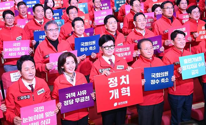 한동훈 국민의힘 중앙총괄선거대책위원장과 윤재옥·나경원·안철수·원희룡 공동선대위원장, 공천된 후보들이 19일 서울 여의도 국회의원회관에서 열린 ‘제22대 국회의원선거 국민의힘 중앙선대위 발대식 및 공천자대회’에서 국힘의 주요 공약을 들고 총선 필승을 다짐하고 있다. 2024.3.19 [한주형 기자]