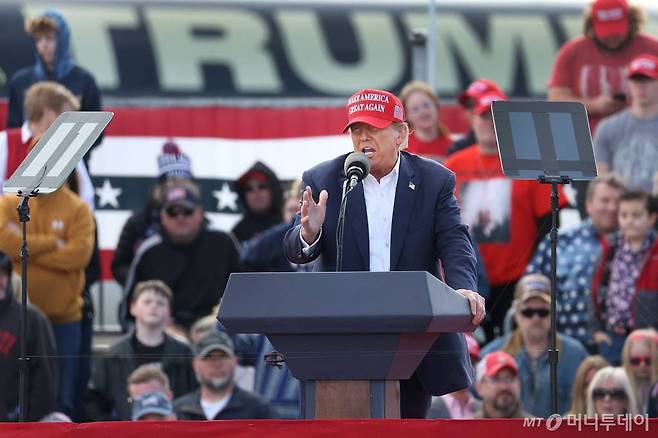 (반달리아 AFP=뉴스1) 김성식 기자 = 공화당 대선후보인 도널드 트럼프 전 대통령이 16일(현지시간) 오하이오주 반달리아 데이턴 국제공항에서 열린 유세 현장을 찾아 지지자들에게 연설하고 있다. 2024.3.16.  ⓒ AFP=뉴스1  Copyright (C) 뉴스1. All rights reserved. 무단 전재 및 재배포,  AI학습 이용 금지. /사진=(반달리아 AFP=뉴스1) 김성식 기자