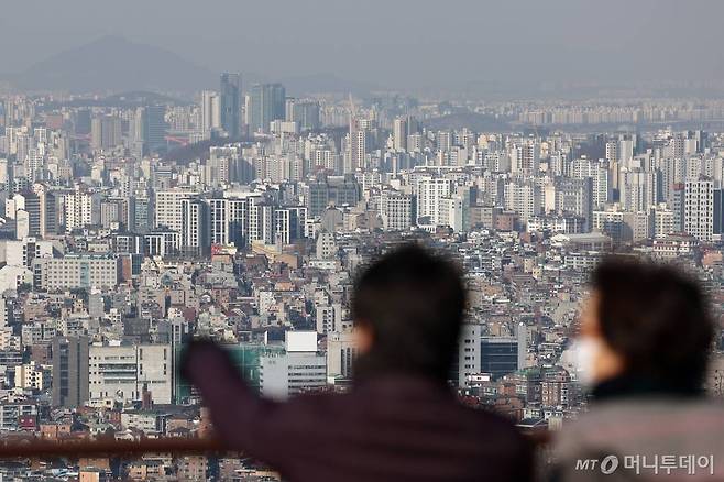 (서울=뉴스1) 신웅수 기자 = 봄 이사철이 다가오면서 서울 아파트 전세 상승폭이 확대되고 있다.  한국부동산원에 따르면 이번주 서울 아파트 전세가격은 평균 0.08% 오르며 전주(0.05%) 대비 0.03%p(포인트) 상승폭이 확대된 것으로 나타났다. 서울 아파트 전세가격은 지난해 5월 넷째 주 상승세로 전환한 이후 42주 연속 상승세다.  특히 전세 사기 여파로 위축됐던 전세수요가 점차 회복세를 보이고 매매 및 월세 수요마저 전세 시장으로 돌아서면서 이같은 시장 분위기는 한동안 계속될 거란 전망이 나온다. 사진은 10일 /사진=(서울=뉴스1) 신웅수 기자