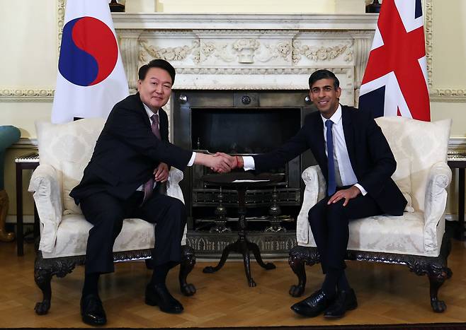 영국을 국빈 방문한 윤석열 대통령이 지난해 11월 22일(현지시간) 런던 다우닝가 10번지 총리 관저에서 열린 리시 수낵 총리와의 한영 정상회담에서 악수하고 있다. [연합]