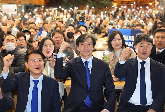 조국혁신당 조국 대표가 17일 오후 인천 남동구 샤펠드미앙에서 열린 조국혁신당 인천시당 창당발기인대회에서 참석자들과 기념촬영하고 있다. [연합]