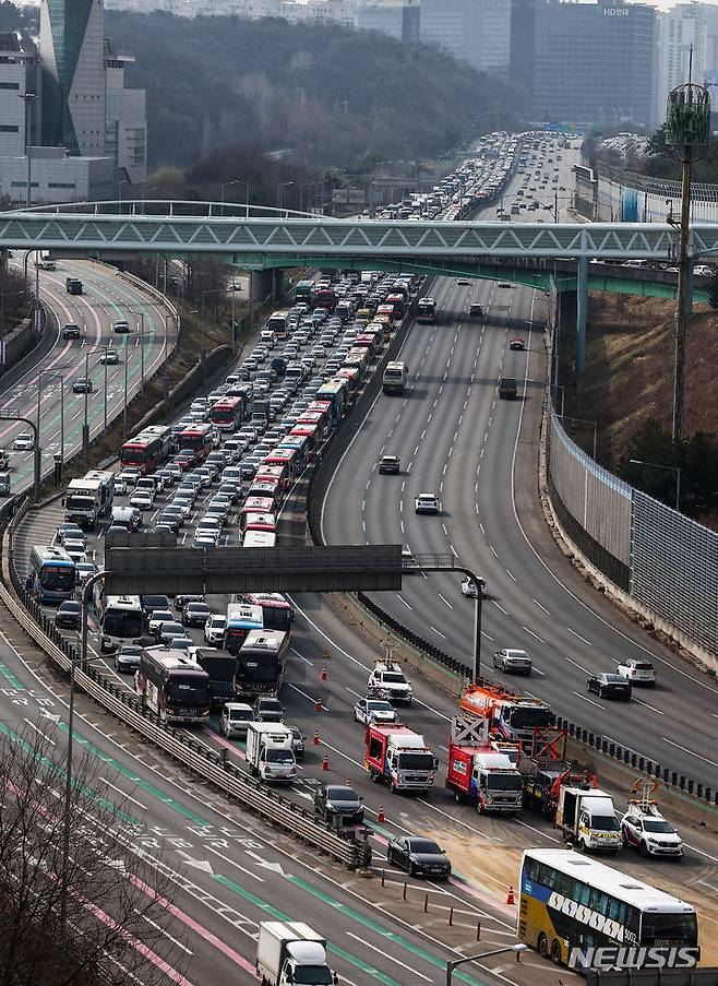 [성남=뉴시스] 김근수 기자 = 19일 경기 성남시 경부고속도로 판교IC 인근 서울 방면 도로가 극심한 정체를 빚고 있다. 소방과 경찰에 따르면 이날 오전 6시쯤 경기 성남시 인근 경부고속도로 판교IC 양재방면 도로에서 A(60대)씨가 몰던 25톤 트레일러와 B(50대)씨가 운전하던 25톤 덤프트럭이 충돌했다. 2024.03.19. ks@newsis.com