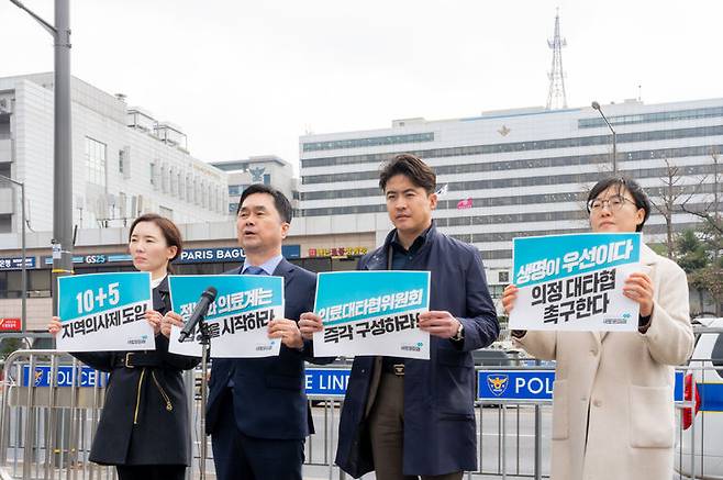 [서울=뉴시스] 오영환 새로운미래 총괄상임선대위원장과 김종민 상임선대위원장이 19일 오전 서울 용산구 대통령실 민원실에서 '의료계‧정부 대타협 촉구' 서한을 전달한 뒤 발언을 하고 있다. (사진=새로운미래 제공) 2024.03.19 photo@newsis.com *재판매 및 DB 금지