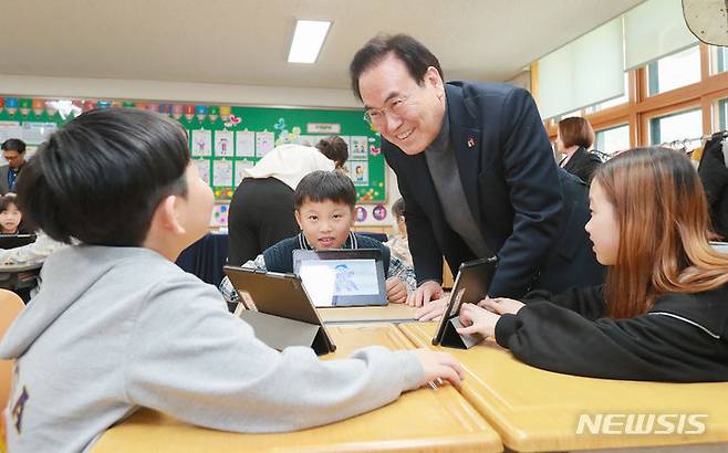 [전주=뉴시스]윤난슬 기자 = 서거석 전북특별자치도교육감이 19일 국제 바칼로레아(IB·International Baccalaureate) 운영 학교를 찾아 IB 프로그램 운영 상황을 점검하고 지원 방안을 협의했다.2024.03.19.(사진=전북교육청 제공)