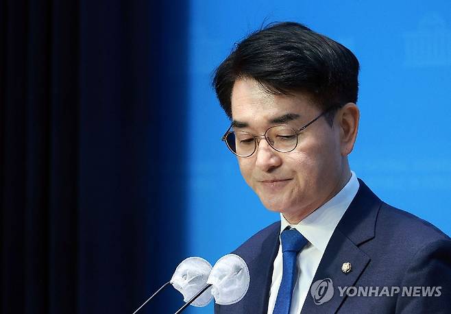 (서울=연합뉴스) 한종찬 기자 = 더불어민주당 박용진 의원이 17일 서울 국회 소통관에서 기자회견을 하고 있다. 이날 박 의원은 서울 강북을 전략 경선 참여 뜻을 밝혔다. 2024.3.17 saba@yna.co.kr 연합뉴스