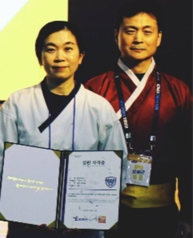 택견 심판자격증(3급)을 취득한 모로구미꼬(사진 왼쪽)와 오성근 대한택견회 사무처장. 대한택견회