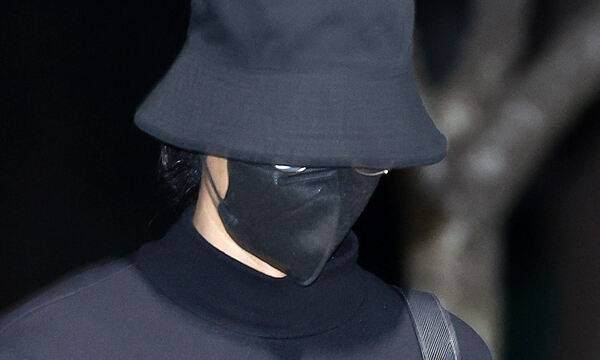 가수 정준영(35)이 19일 전남 목포교도소에서 형기를 마치고 출소하고 있다. 뉴스1