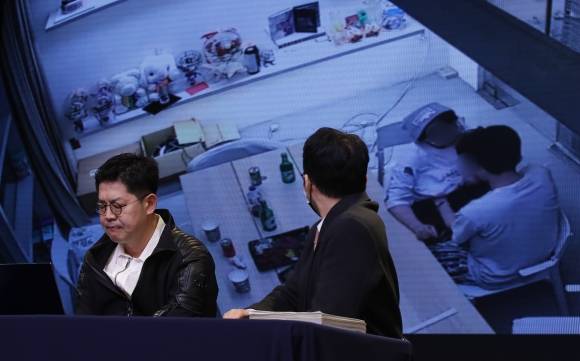오메가엑스 전 소속사, ‘강제 추행’ 사건 CCTV 공개 - 황성우 스파이어엔터테인먼트 대표와 김태우 변호사(오른쪽)가 19일 오후 서울 강남구 성암아트홀에서 열린 ‘오메가엑스(OMEGA X)의 강제추행 사건 기자회견’에서 CCTV 영상을 공개하고 있다. 2024.3.19 뉴스1