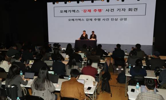 오메가엑스 강제추행 사건 관련 기자회견 - 그룹 오메가엑스의 전 소속사 스파이어엔터테인먼트의 황성우 대표(왼쪽)가 19일 오후 서울 강남구 성암아트홀에서 오메가엑스 강제추행 사건 CCTV영상 공개 및 고소장 접수 발표 기자회견을 열어 입장발표를 하고 있다. 2024.3.19 연합뉴스