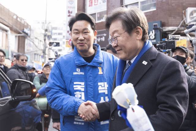 더불어민주당의 4·10 총선 서울 종로구 곽상언(왼쪽) 후보와 이재명 대표가 3월 4일 지역구에 속하는 창신시장에서 악수하고 있다. 연합뉴스