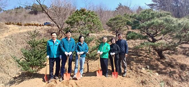 산림청과 경상북도는 예천군 소재 은솔농장 이우람 대표(좌측 두번째)를 이달의 임업인으로 선정하고 남성현 산림청장(우측 세 번째), 조현애 경상북도 환경산림자원국장(우측 두번째) 등 관계자와 기념식수를 했다.&nbsp;ⓒ 경북도 제공