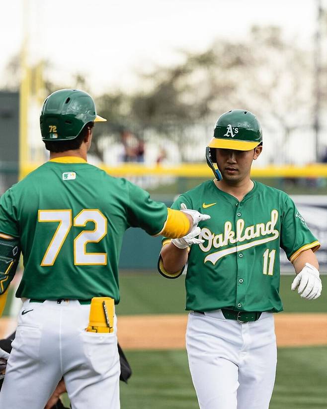 ▲ 박효준은 19일(한국시간) 미 애리조나주 스코츠데일 솔트 리버 필즈 앳 토킹 스틱에서 열린 ‘2024 메이저리그 시범경기’ 애리조나 다이아몬드백스와 경기에 선발 9번 2루수로 출전, 4타수 2안타를 기록하며 또 멀티히트를 기록했다. 이날 멀티히트로 박효준의 시범경기 타율은 종전 0.467에서 0.471로 더 올랐다. ⓒ오클랜드 구단 SNS