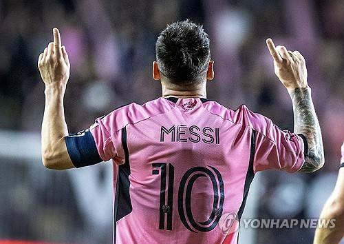 3월 A매치 일정이 시작됐지만 아르헨티나 축구대표팀 주장이자 레전드 리오넬 메시는 왼쪽 허벅지에 햄스트링 부상을 입어 대표팀에 합류하지 않았다. 아르헨티나는 이번 3월 A매치 기간 중 엘살바도르와 코스타리카와 2연전을 가진다. 메시 라이벌인 크리스티아누 호날두는 포르투갈 축구대표팀으로부터 휴가를 받아 스웨덴전만 결장하고 슬로베니아전 때 대표팀에 복귀해 경기에 나설 예정이다. 연합뉴스