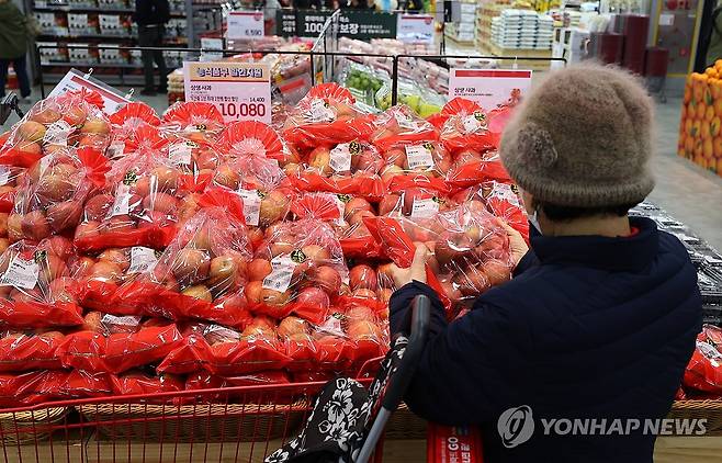 사과가 금값 (서울=연합뉴스) 서대연 기자 = 과일과 채소 등 농산물 물가가 급등하고 있는 가운데 18일 오전 서울 시내 한 대형마트에서 한 시민이 사과를 고르고 있다. 2024.3.18 dwise@yna.co.kr