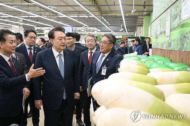 농산물 물가 점검 나선 윤석열 대통령 (서울=연합뉴스) 홍해인 기자 = 윤석열 대통령이 18일 서울 서초구 농협 하나로마트 양재점에서 무 판매대를 찾아 농산품 물가를 점검하고 있다. 2024.3.18  [대통령실 제공. 재판매 및 DB 금지] hihong@yna.co.kr