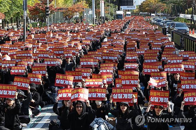 국회앞 메운 12만 교사…"아동복지법 개정이 교권 보호 시작"