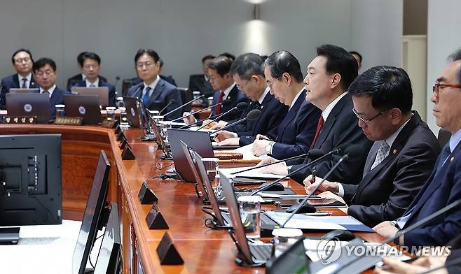 윤석열 대통령, 국무회의 발언 (서울=연합뉴스) 진성철 기자 = 윤석열 대통령이 19일 서울 용산 대통령실 청사에서 열린 국무회의에서 발언하고 있다.  2024.3.19 zjin@yna.co.kr