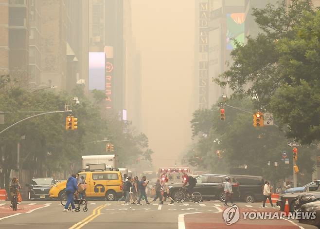 캐나다발 산불연무에 뒤덮인 뉴욕 시내 [UPI 연합뉴스자료사진. 재판매 및 DB 금지]