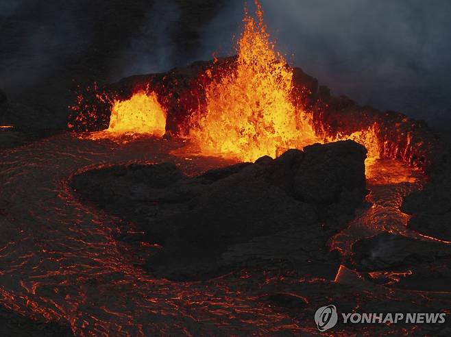 분출되는 용암 [AP 연합뉴스 자료사진 재판매 및 DB 금지]