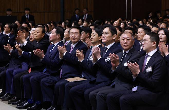 윤석열 대통령과 안덕근 산업통상자원부 장관, 이재용 삼성전자 회장, 정의선 현대차 회장, 구광모 LG 회장, 최태원 대한상의 회장 등이 서울 영등포구 63컨벤션센터에서 열린 제51회 상공의 날 기념식에서 기업인들과 함께 박수치고 있다. (사진=연합뉴스)