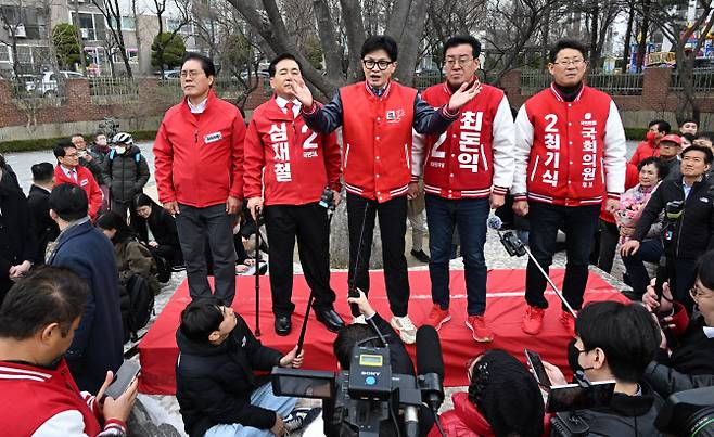 국민의힘 한동훈 총괄선대위원장이 20일 안양시 초원어린이공원에서 인근 지역 출마 후보들과 함께 거리 인사를 하고 있다.(사진=연합뉴스)