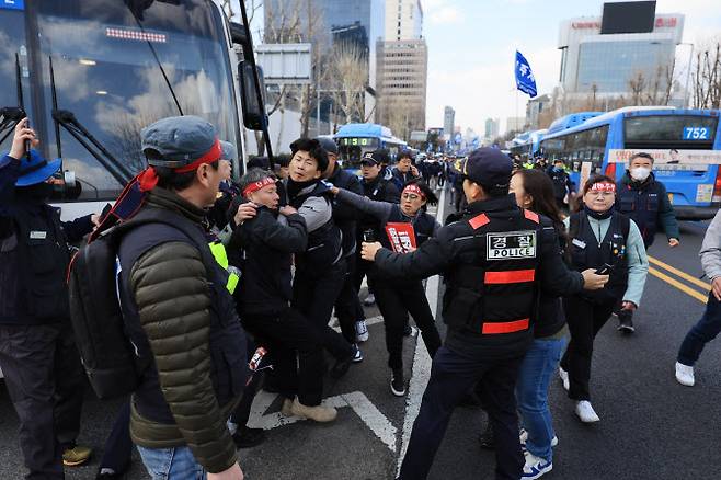 2024년 투쟁선포식을 마친 전국금속노동조합 조합원들이 20일 오후 서울 용산구 남영삼거리를 지나 대통령실 방향으로 행진하던 도중 이를 막는 경찰과 충돌하고 있다.(사진=연합뉴스)