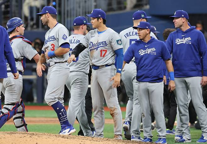 20일 고척스카이돔에서 미국프로야구(MLB) 공식 개막전 LA다저스 대 샌디에이고 파드리스 1차전 경기. 5-2로 승리한 LA 다저스 선수들이 기뻐하고 있다. 사진=연합뉴스