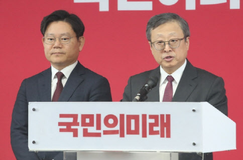 유일준(오른쪽) 국민의미래 공천관리위원장이 18일 오후 서울 여의도 중앙당사에서 기자회견을 갖고 제22대 국회의원선거(총선) 비례대표 후보자 순번을 발표하고 있다. (사진=뉴스1)