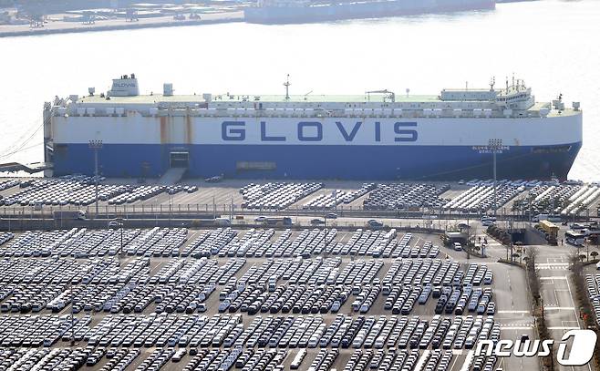 현대자동차 울산공장 수출 선적부두 인근 야적장에 완성차들이 대기하고 있다.2023.3.20/뉴스1 ⓒ News1 조민주 기자