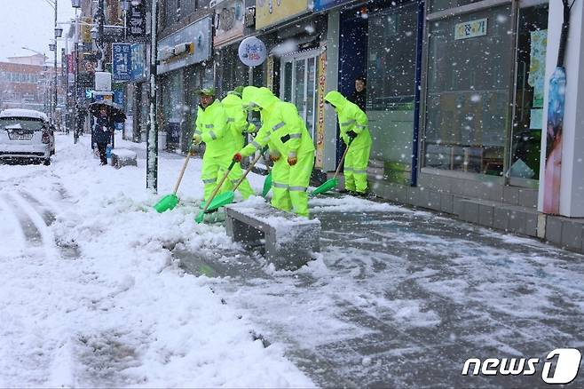 강원 산지와 동해안을 중심으로 많은 눈이 내린 20일 동해시 일대에서 제설작업이 진행되고 있다. (동해시 제공) 2024.3.20/뉴스1 ⓒ News1 윤왕근 기자