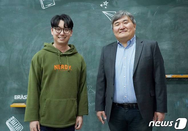 윤진호 교수(오른쪽)와 홍윤기 박사과정생(지스트 제공)/뉴스1