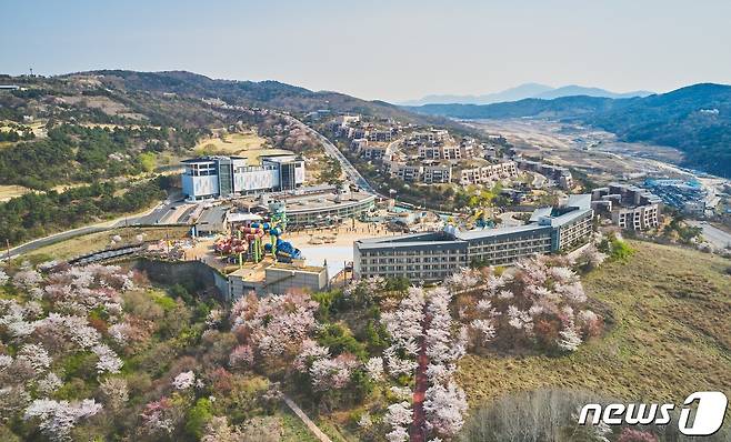 경주 블루원이 벚꽃축제를 앞두고 힐링 패키지 상품 출시와 함께 예약 기간을 오는 27일까지 연장한다고 밝혔다. 사진은 경주 블루원 전경.(블루원제공) 2024.3.20/뉴스1