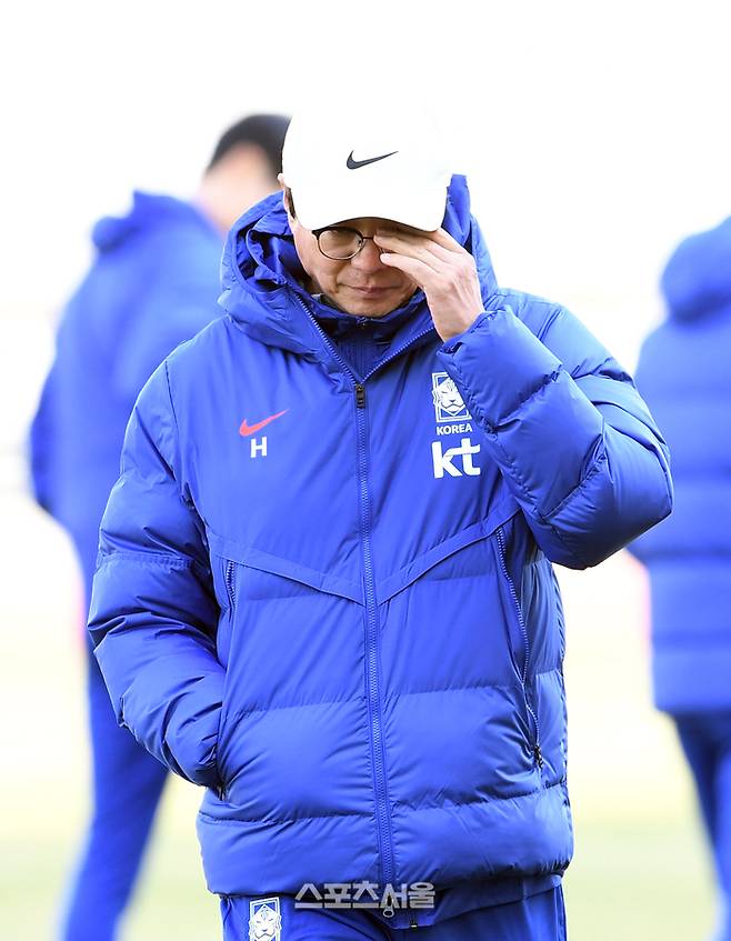 대한민국 축구 국가대표팀의 황선홍 감독이 18일 고양종합운동장에서 진행된 첫 훈련에 앞서 인터뷰를 하기 위해 그라운드를 걸어가고 있다. 2024. 3. 18. 고양 | 박진업 기자 upandup@sportsseoul.com