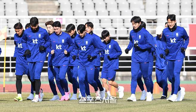 대한민국 축구 국가대표팀이 18일 고양종합운동장에서 진행된 ‘황선홍 호’ 첫 훈련에서 그라운드를 뛰며 몸을 풀고 있다. 2024. 3. 18. 고양 | 박진업 기자 upandup@sportsseoul.com