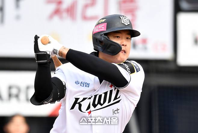KT 2번타자 강백호가 수원KT위즈파크에서 열린 SSG랜더스와 KT위즈의 시범경기 7회말 선두타자 안타로 출루하고  있다. 수원 | 강영조 기자 kanjo@sportsseoul.com