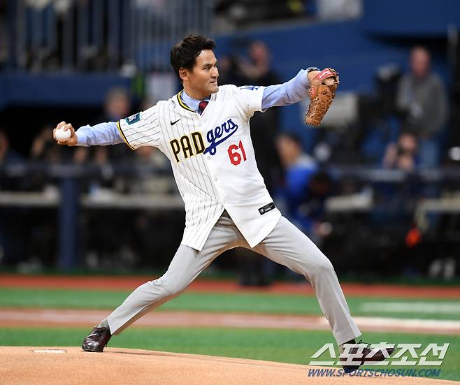 박찬호가 20일 고척 스카이돔에서 열린 MLB 서울시리즈 시구를 하고 있다. 

고척=정재근 기자 cjg@sportschosun.com/2024.3.20/