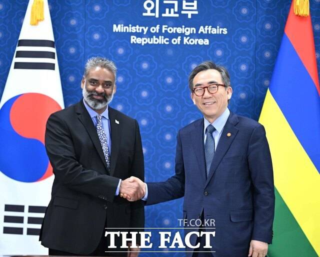 조태열 외교부 장관(오른쪽)이 19일 마니슈 고빈 모리셔스 외교장관과 양자회담을 앞두고 악수하고 있다. / 외교부 제공