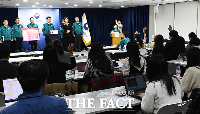 이주호 사회부총리 겸 교육부 장관이 20일 서울 종로구 정부서울청사에서 의과대학 정원 증원 관련 발표를 마치고 취재진의 질문을 받고 있다. 이번 배정을 통해 지역 거점 국립의과대학은 총 정원이 200명 수준으로 늘어난다. 정원이 50명 미만인 소규모 의과 대학은 총 정원을 100명 수준으로 배정했다. 또 비수도권 의과 대학이 실질적으로 지역의료여건 개선에 기여할 수 있도록 총 정원 규모를 120~150명 규모로 확대했다. /이동률 기자