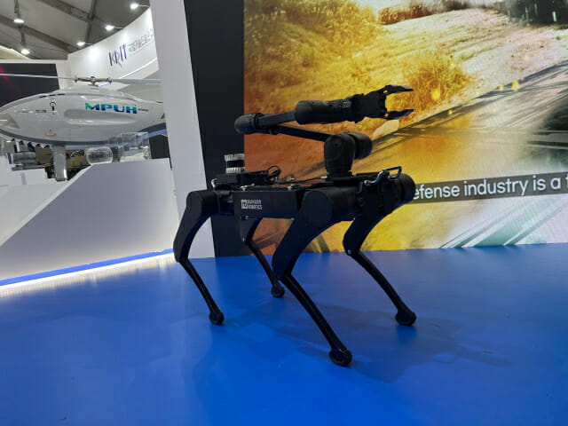레인보우로보틱스가 현대로템과 공동 개발한 방산용 사족보행 로봇을 'ADEX 2023'에 전시했다. (사진=신영빈 기자)
