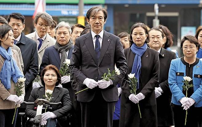 핼러윈 참사 현장 간 조국 - 조국(가운데) 조국혁신당 대표와 비례대표 후보들이 19일 서울 용산구 핼러윈 참사 현장을 찾아 헌화하기 위해 이동하고 있다. /뉴스1