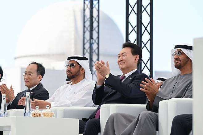 윤석열 대통령과 모하메드 빈 자이드 알 나흐얀 아랍에미리트(UAE) 대통령이 16일 오후(현지시간) UAE 아부다비 알다프라 바라카 원자력 발전소에서 열린 3호기 가동 기념식에 참석해 손뼉 치고 있다. (대통령실 제공) 2023.1.18/뉴스1