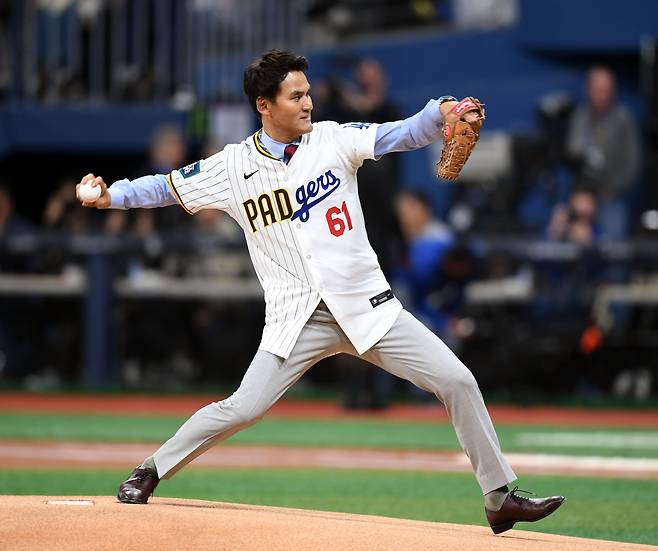 박찬호가 20일 고척 스카이돔에서 열린 MLB 서울시리즈 시구를 하고 있다./정재근 스포츠조선 기자