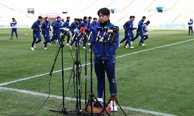 이강인이 20일 서울월드컵경기장에서 훈련에 앞서 심경을 밝히고 있다. /연합뉴스