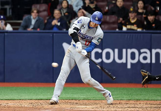 20일 서울 구로구 고척스카이돔에서 열린 2024 미국 메이저리그(MLB) 월드투어 서울시리즈 개막전 샌디에이고 파드리스와 로스엔젤레스(LA) 다저스의 경기 8회초 1사 주자 1,2루 상황 다저스 오타니가 1타점 적시타를 날리고 있다. /뉴스1