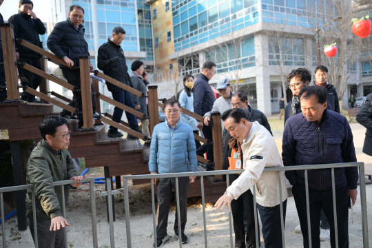 오는 21일부터 24일까지 진행되는 2024 논산딸기축제가 그 성대한 시작을 눈앞에 두고 있다. 사진은 백성현 논산시장이 2024 논산딸기축제장을 방문해 현장을 점검하고 있다. 논산시 제공