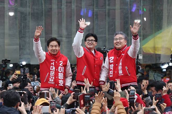 국민의힘 한동훈 비대위원장이 19일 서대문구 인왕시장을 방문, 서대문구 갑과 을에 각각 출마하는 이용호, 박진 후보와 함께 시민들에게 인사하고 있다. ⓒ(공동취재) 연합뉴스